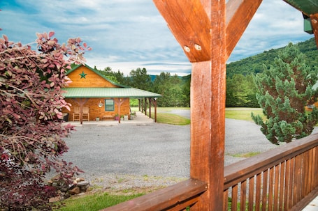 Enceinte de l’hébergement. Private cabin with two double beds (sleep 4)