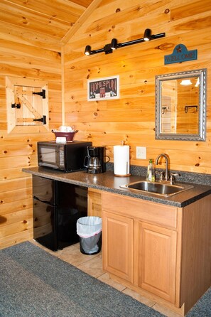 Jääkaappi, mikroaaltouuni, kahvin-/teenkeitin, ruokailupöytä