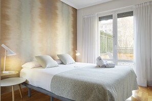 3 slaapkamers, een strijkplank/strijkijzer, gratis wifi, beddengoed