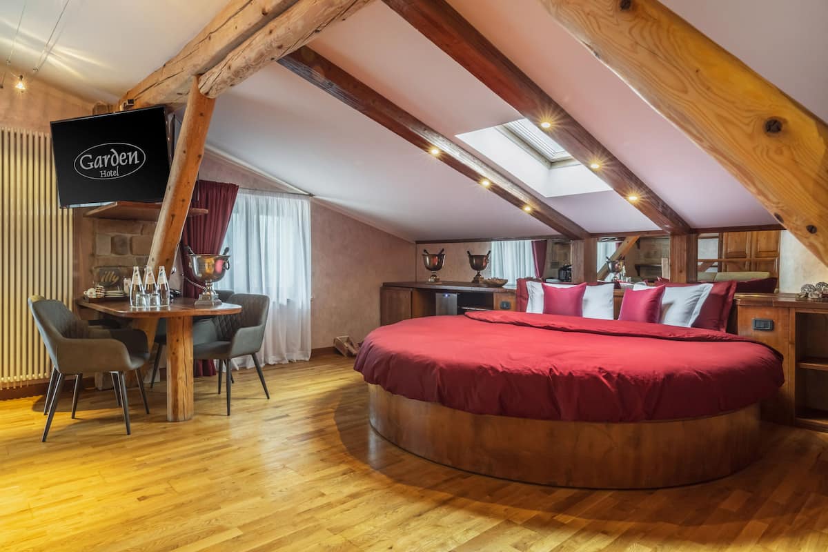 1 bedroom, Frette Italian sheets, premium bedding, down duvets