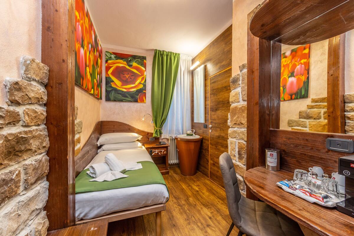 1 bedroom, Frette Italian sheets, premium bedding, down duvets