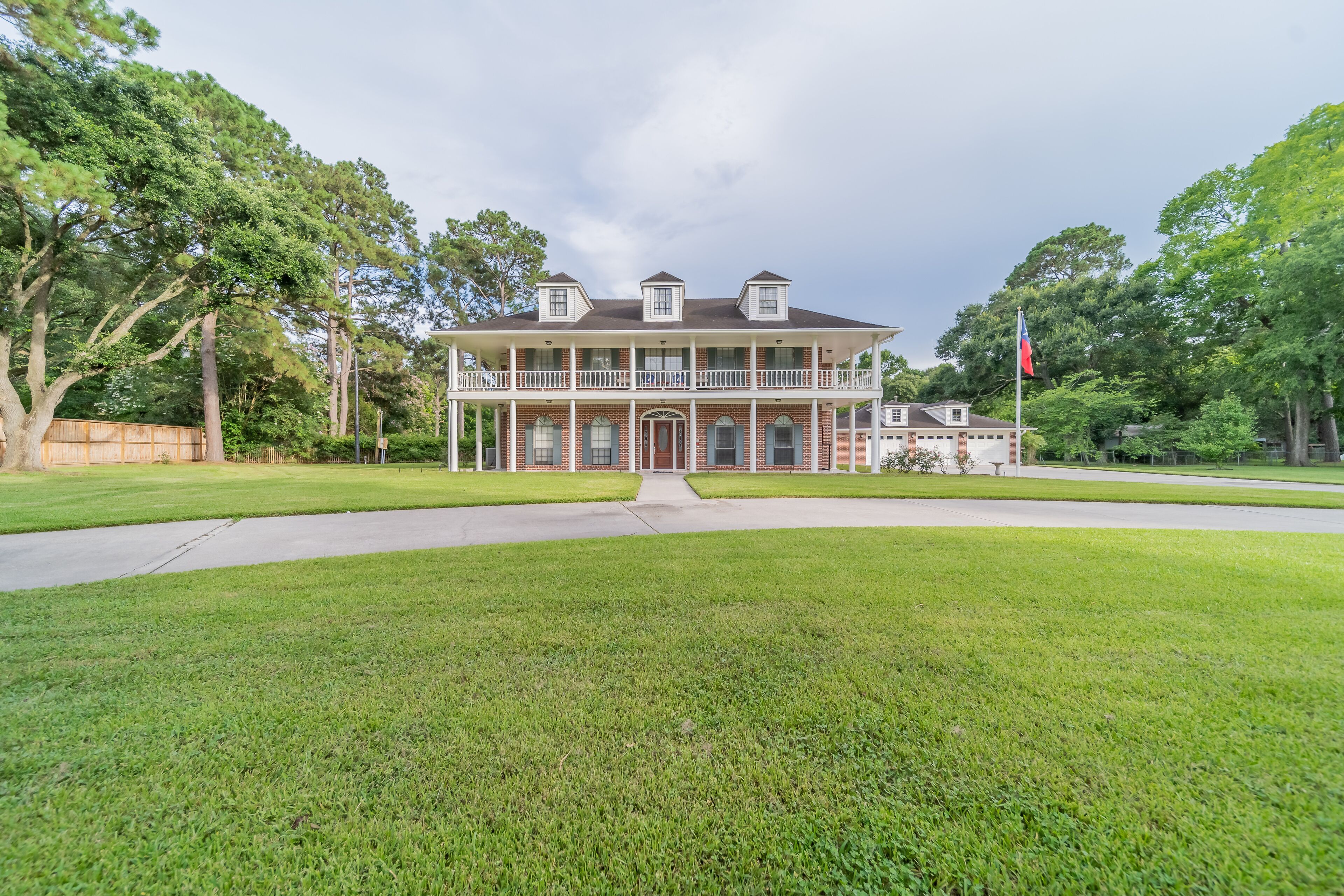 Heron's Landing: POOL/HOT TUB + 2 Acres in Houston (Spring), TX