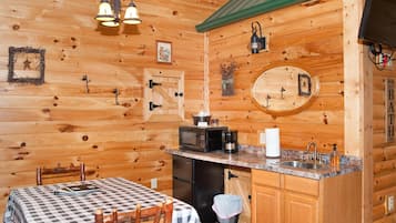 Kühlschrank, Mikrowelle, Wasserkocher mit Kaffee-/Teezubehör, Esstisch