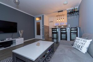 Appartement | Woonkamer | Een 30-inch televisie met kabelzenders