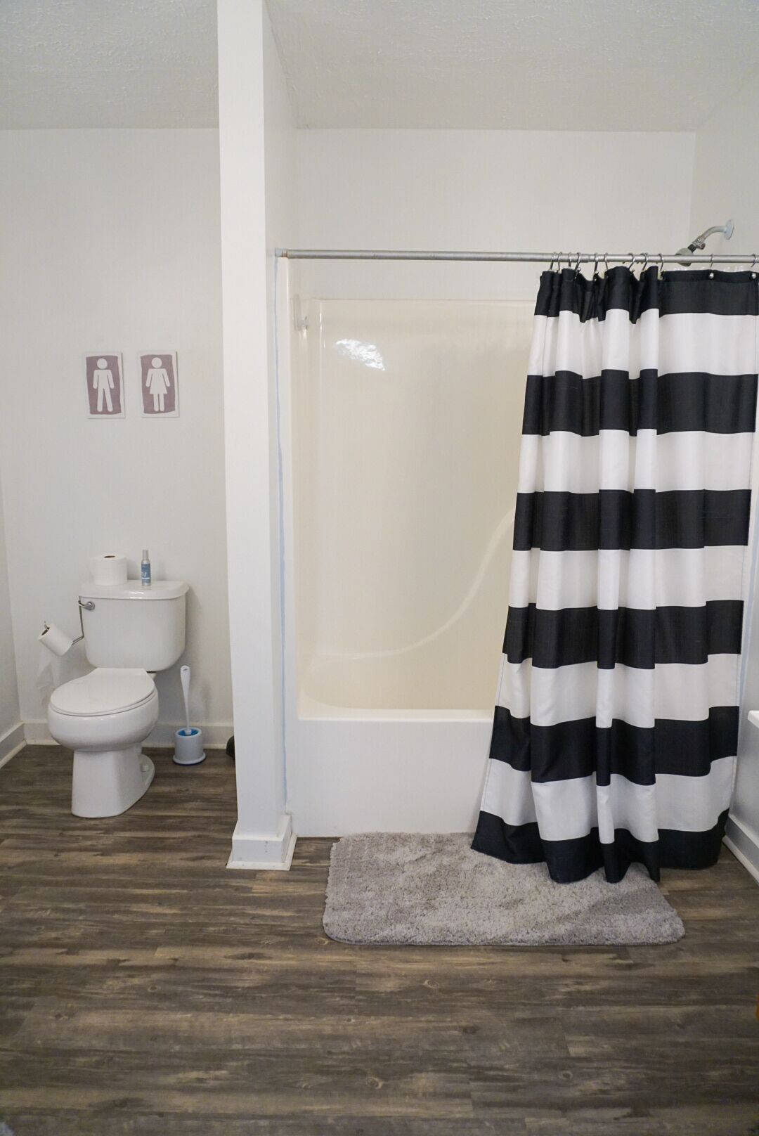 Combined shower/tub, hair dryer, towels