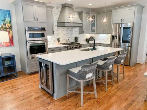 City View Luxury- near Downtown, Capital, NC State- w/King Suite