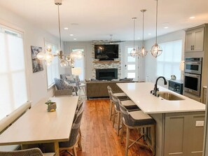 Dining - City View Luxury- near Downtown, Capital, NC State- w/King Suite (Raleigh)