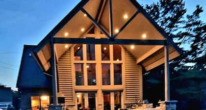 Gorgeous lodge for up to 16 with hottub & games room on all-sports Thompson Lake