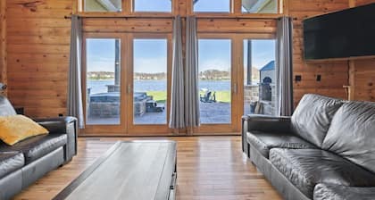 Gorgeous lodge for up to 16 with hottub & games room on all-sports Thompson Lake