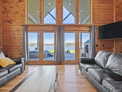 Gorgeous lodge for up to 16 with hottub & games room on all-sports Thompson Lake