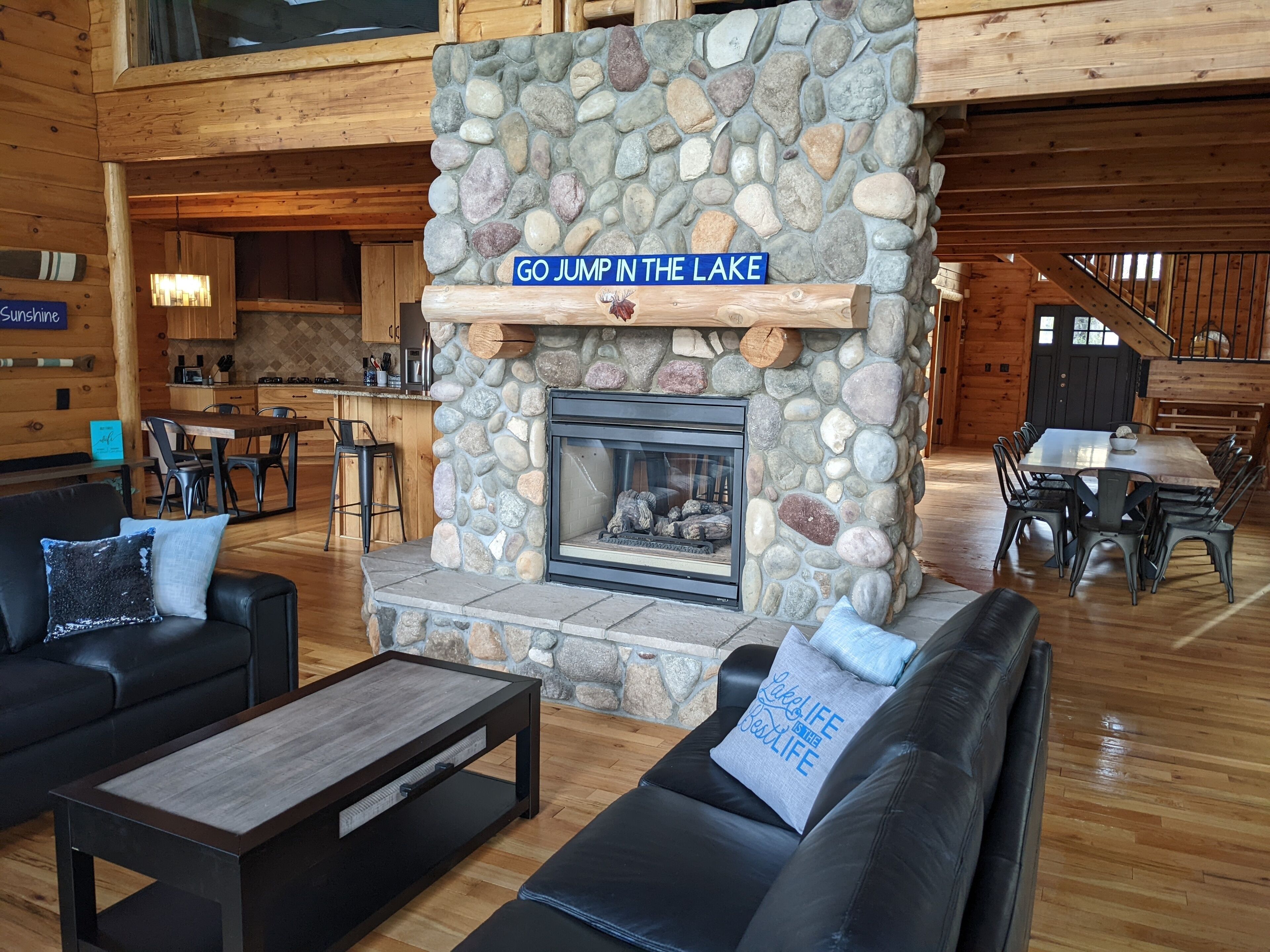 Älytelevisio, takka, kirjoja