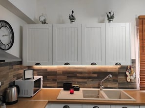 Kühlschrank, Mikrowelle, Ofen, Herdplatte