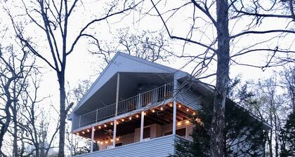Super cute & comfy 2 1/2story lake house by Bull Shoals lake 1hr east of Branson