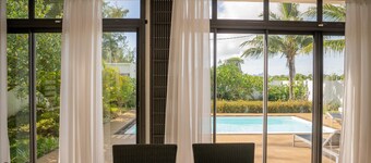 Villa Fitz: Sun-lit, spacious & modern beach villa (with private pool & wifi)
