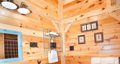 1/2 of a double cabin with two queen beds (sleeps 4).