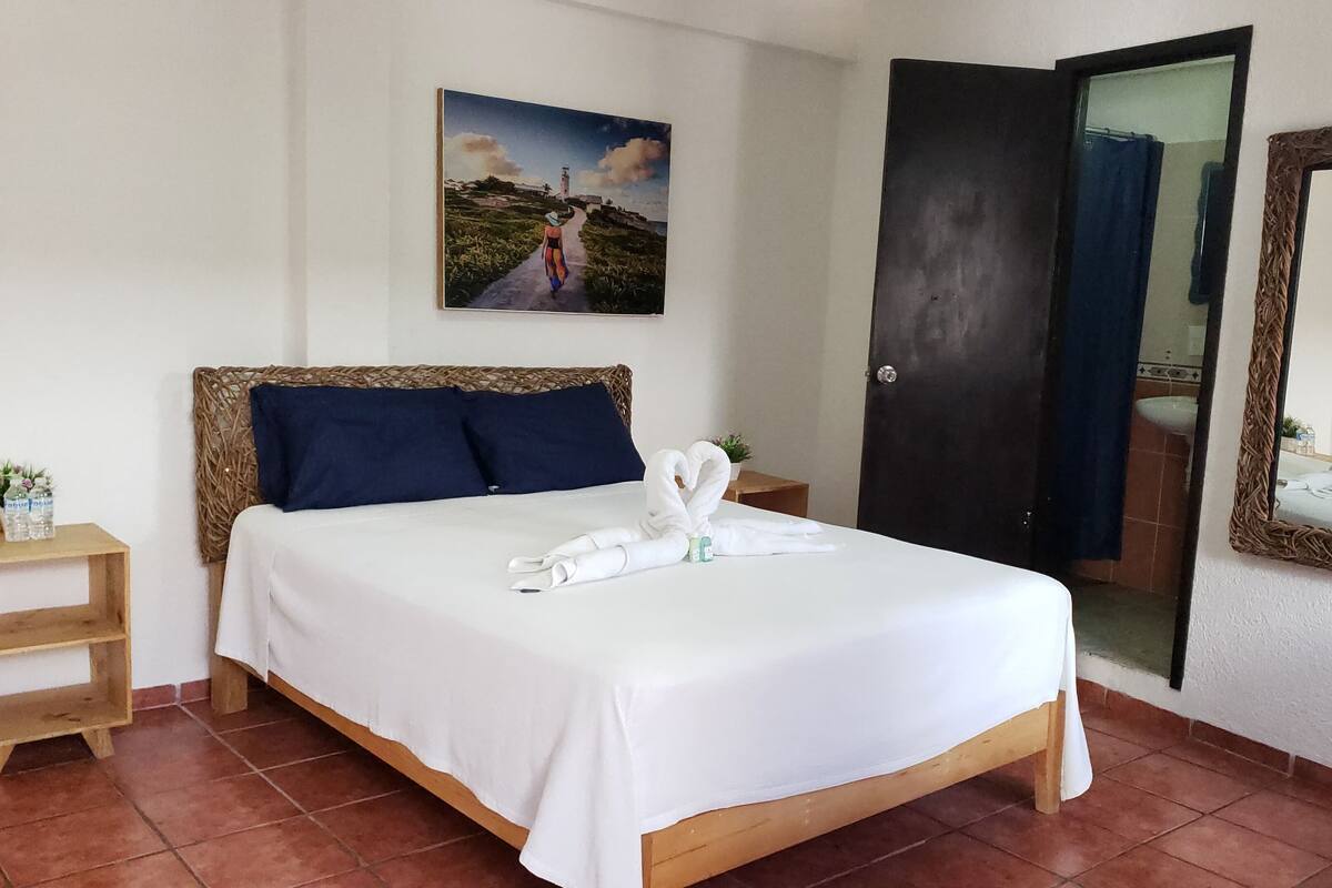 Standard Room, 1 Queen Bed | WiFi (free), bed sheets