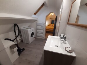 Douche, séchoir à cheveux, serviettes fournies, papier de toilette