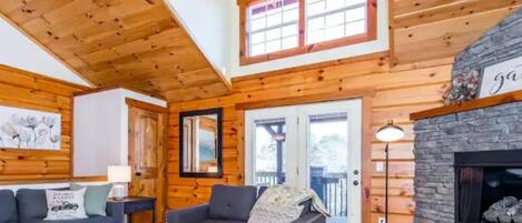 Una televisión, una chimenea