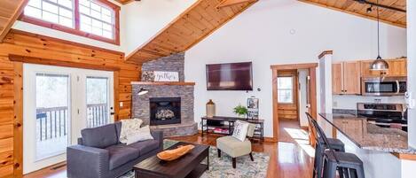 Televisión y chimenea