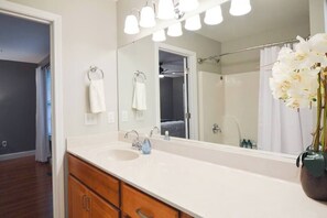 Badewanne, Handtücher, Shampoo