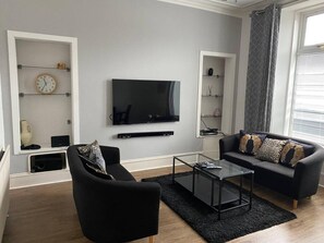 Living area - Apartment - Sleeps2 - City Centre - Parking - Yard (Aberdeen)
