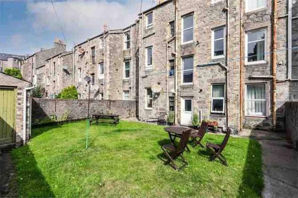 Residents enjoy a tranquil courtyard with grassy areas and seating.
