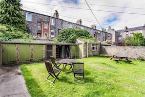 Apartment | Property grounds - Apartment - Sleeps2 - City Centre - Parking - Yard (Aberdeen)