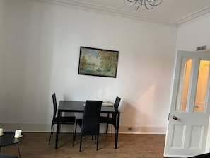 Apartment | Dining - Apartment - Sleeps2 - City Centre - Parking - Yard (Aberdeen)