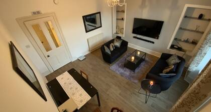 Apartment - Sleeps2 - City Centre - Parking - Yard