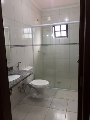 Shower, towels - Tranquility with swimming pool and barbecue. (Serra Negra)