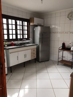 Fridge, microwave, stovetop, coffee/tea maker - Tranquility with swimming pool and barbecue. (Serra Negra)