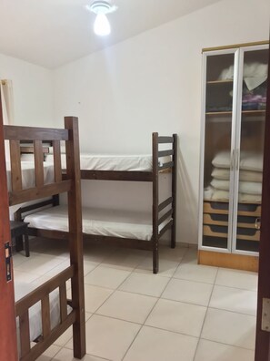 3 عدّة غرف نوم ومكواة/لوح كي وواي فاي وملاءات أسرّة