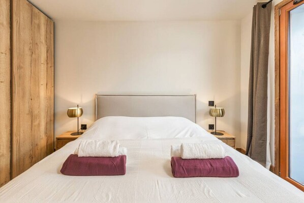 2 bedrooms, iron/ironing board, free WiFi, bed sheets