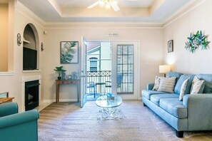 Een televisie en een open haard