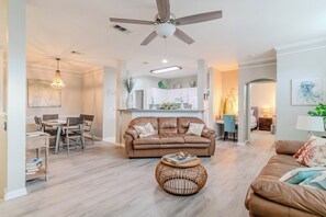 Smart TV, fireplace - Legacy Villa 2604 - 2 bedroom 2 bath with garage in beachside neighborhood (Gulfport)