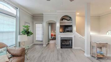 Smart-TV, Kamin, Arbeitsbereiche