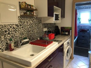 Réfrigérateur, micro-ondes, plaque de cuisson, cafetière/bouilloire