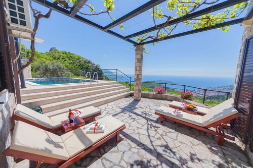 Charming Two-Bedroom Villa with Stunning Sea Views