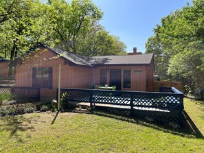 Property grounds - Charming cozy lake cabin, 300 yds from Lake Texoma beach, fishing, boat ramp! (Pottsboro)