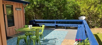 Charming cozy lake cabin, 300 yds from Lake Texoma beach, fishing, boat ramp!