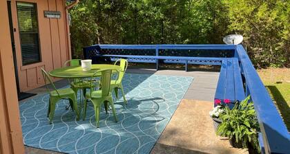 Charming cozy lake cabin, 300 yds from Lake Texoma beach, fishing, boat ramp!