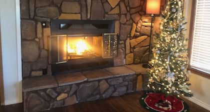 Charming cozy lake cabin, 300 yds from Lake Texoma beach, fishing, boat ramp!