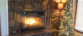 Charming cozy lake cabin, 300 yds from Lake Texoma beach, fishing, boat ramp!