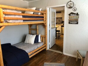 3 bedrooms, desk, free WiFi, bed sheets - Charming cozy lake cabin, 300 yds from Lake Texoma beach, fishing, boat ramp! (Pottsboro)