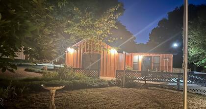 Charming cozy lake cabin, 300 yds from Lake Texoma beach, fishing, boat ramp!