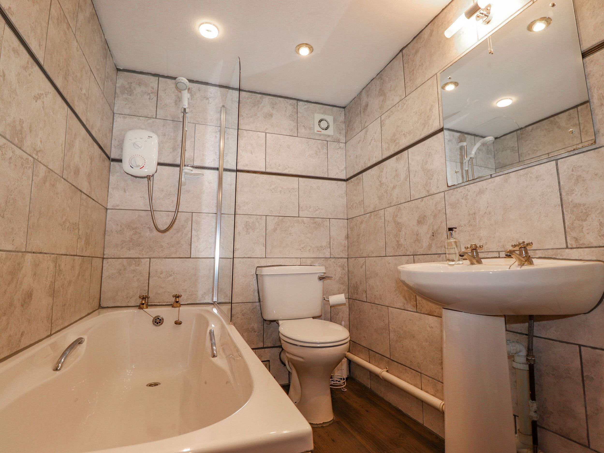 Une salle de bain moderne avec une baignoire, des toilettes et un lavabo.