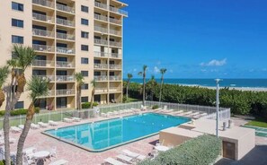 Alberca al aire libre y alberca climatizada