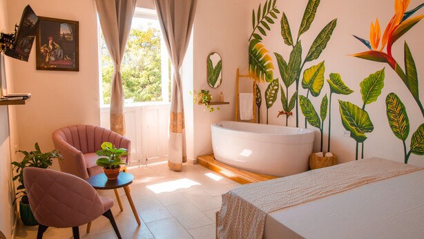 Deluxe Suite | 1 bedroom, WiFi (free), bed sheets