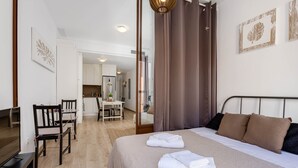 1 habitación, tabla de planchar con plancha, wifi gratis y ropa de cama 