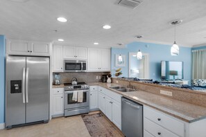 Condo, varias camas, alberca privada | Cocina privada | Refrigerador, microondas, parrilla de estufa y lavavajillas